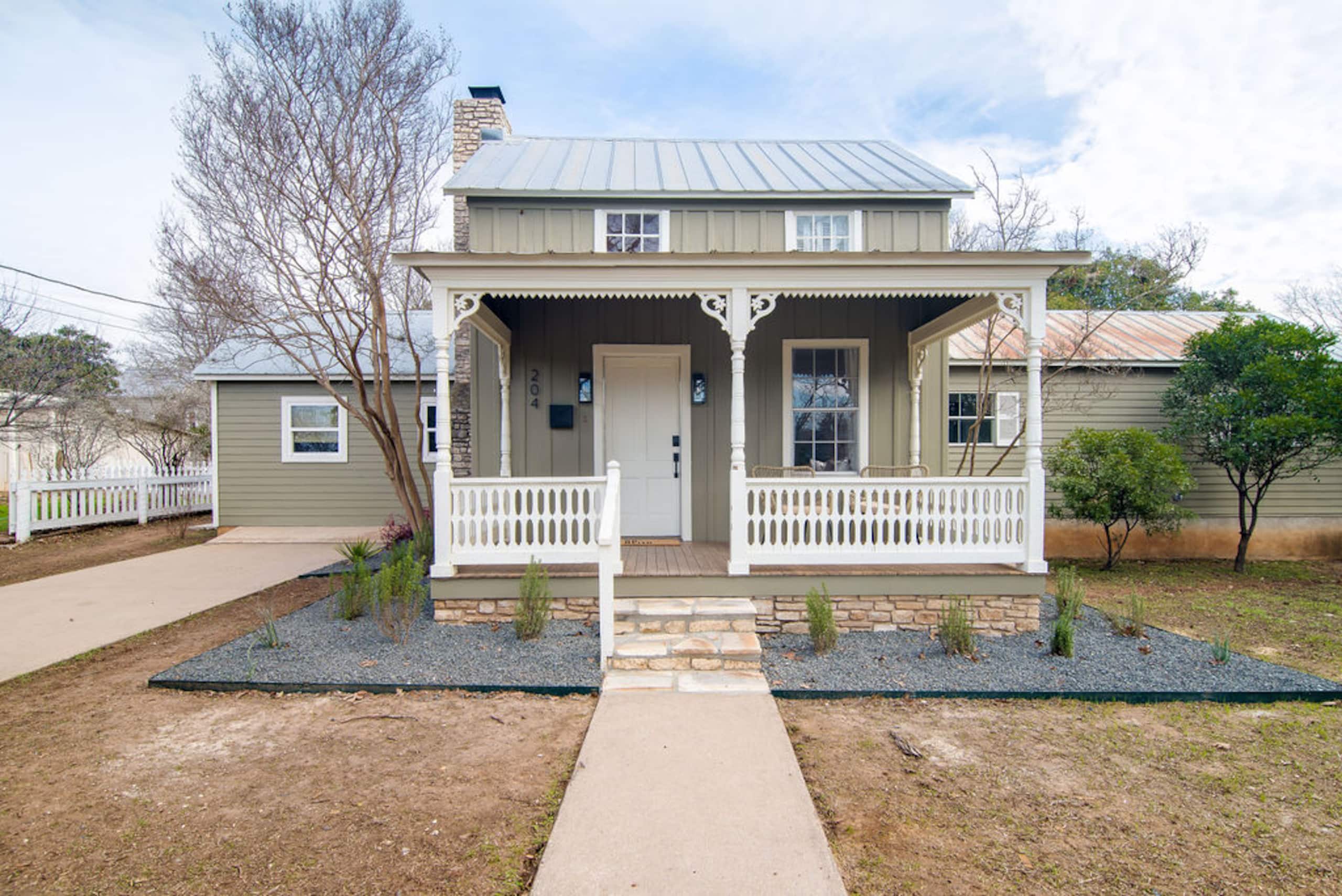 Luxurious Farmhouse — 2 Blocks to Main — photo 1