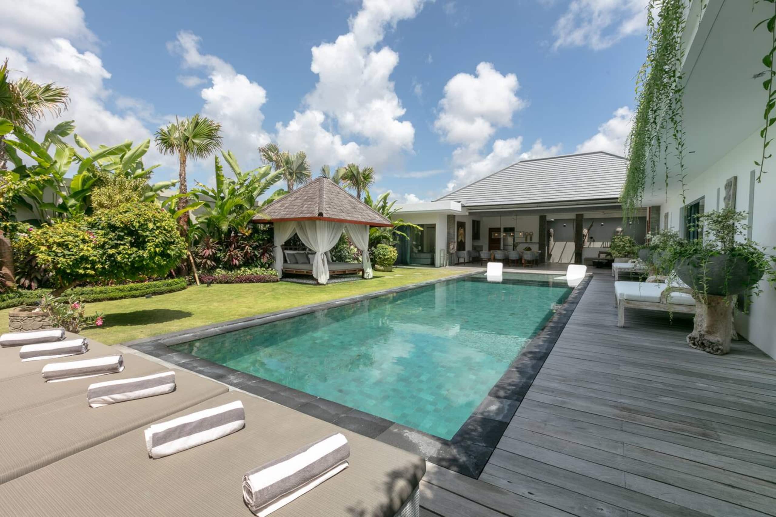 Amazing 4 BR villa with garden, pool in Seminyak — photo 1