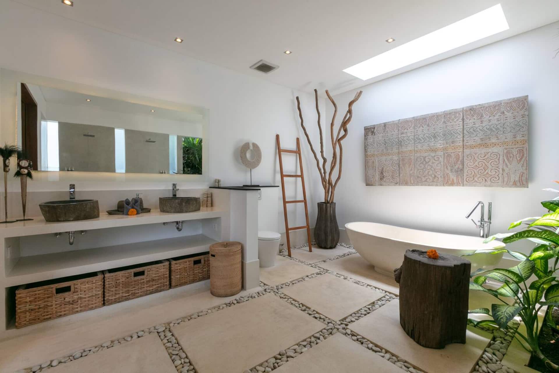 Amazing 4 BR villa with garden, pool in Seminyak — photo 2