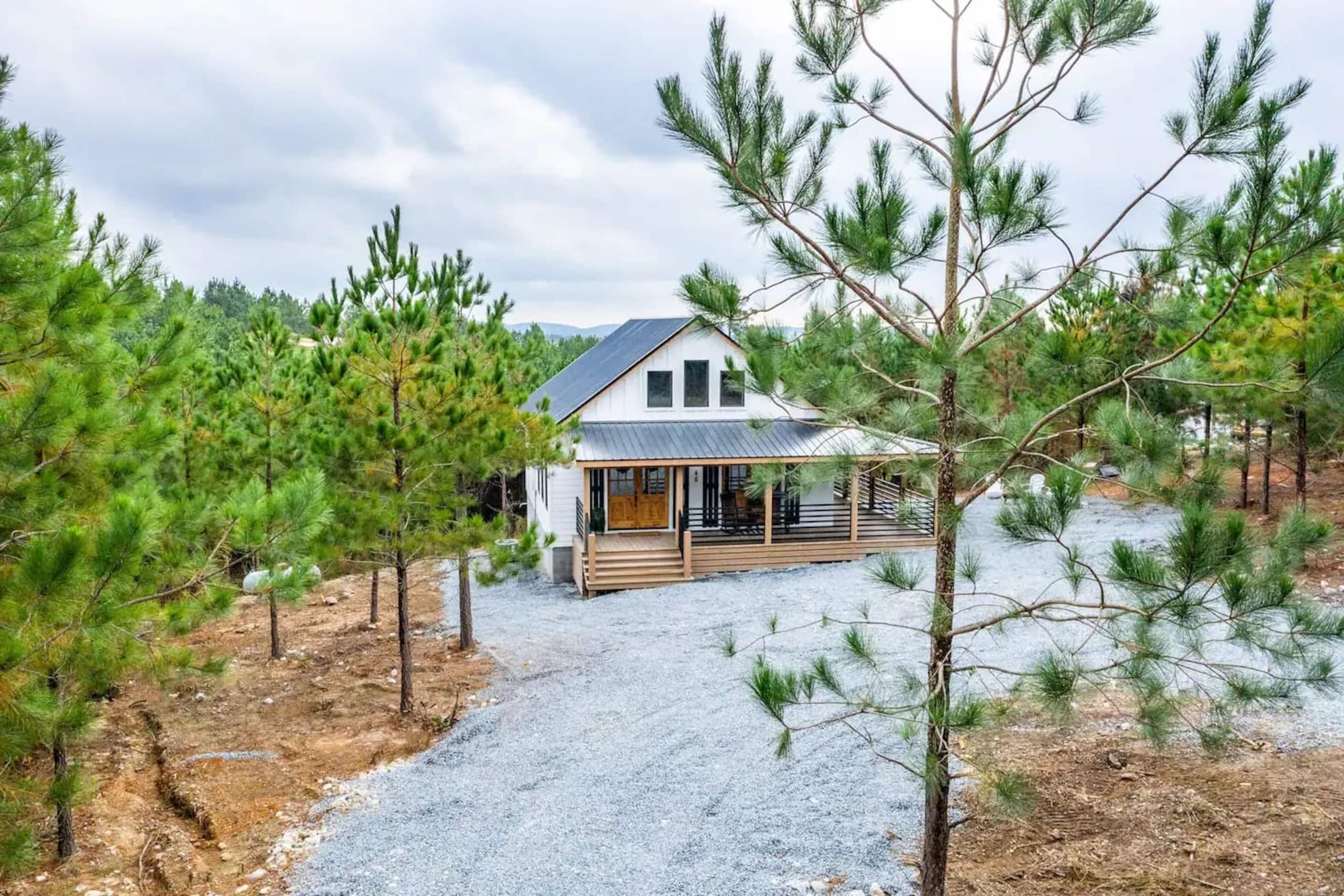 Luxury Cozy Cabin (Hot Tub/Fire Pit/Fireplace) — photo 1
